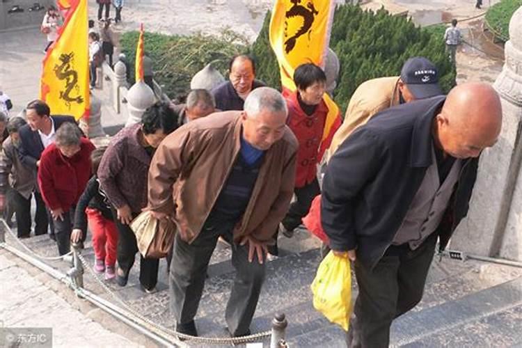 梦见换衣服被偷看的预兆