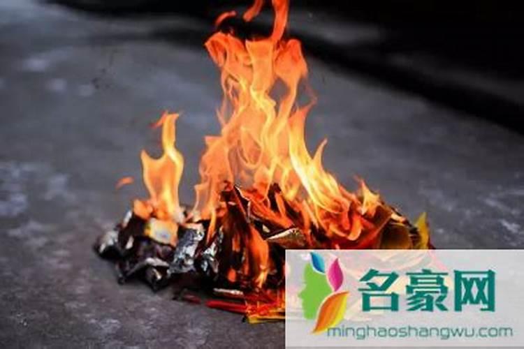 听说老人去世不足一年,7月15不能去墓地烧纸,是所谓的不能烧“节令纸...