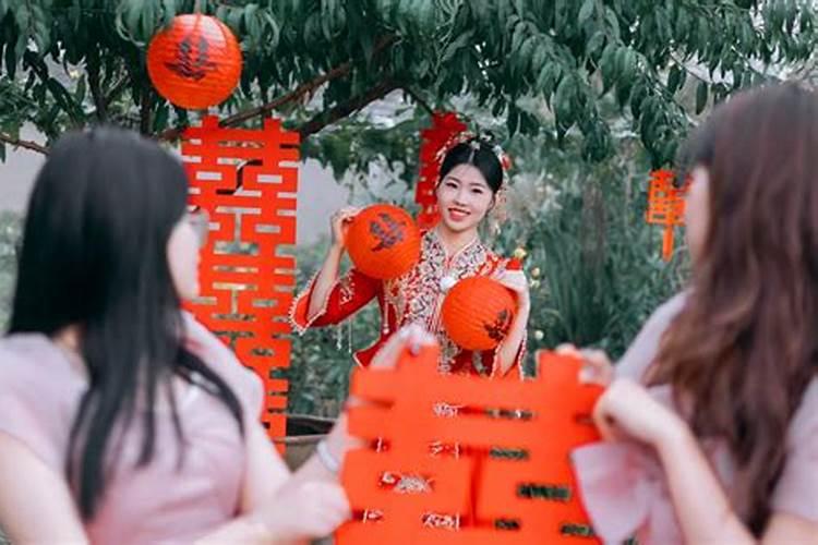 我想知道江苏镇江句容那边结婚的风俗是怎么样的,具体点