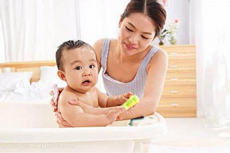 梦见给老人洗澡什么意思？
