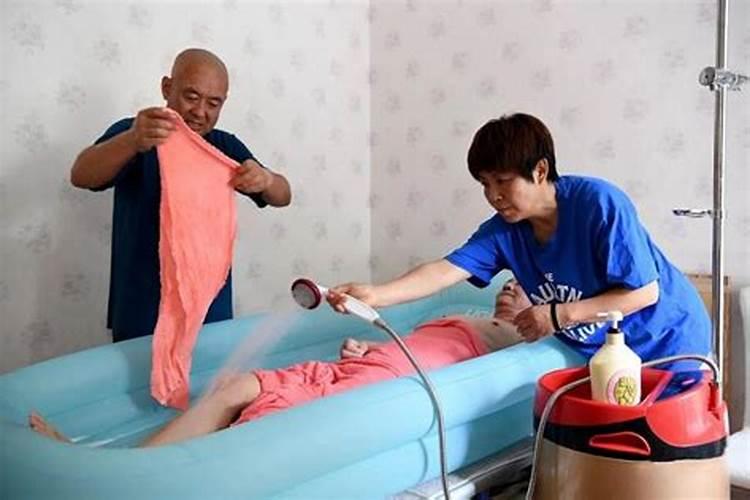 周公解梦梦见帮别人洗澡怎么回事