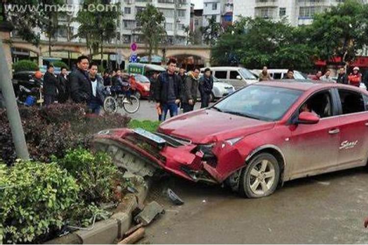 梦见别人出车祸了是什么意思？