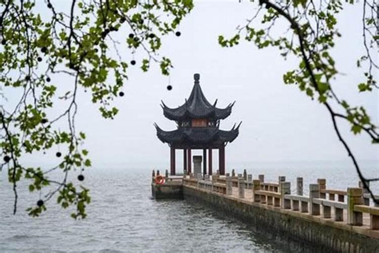 仿照26课写苏州的画舫作文