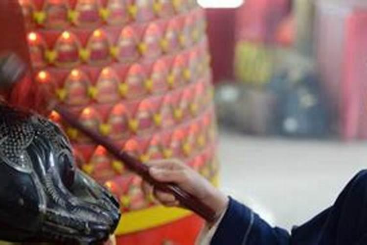 梦见死去的亲人煮饭给自己吃什么意思？