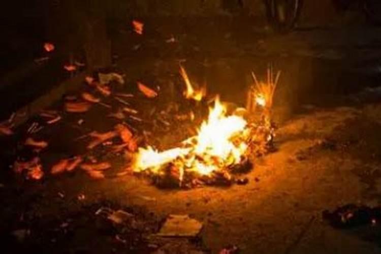 中元节我在十字路口烧纸;烟火转圆形往串说明什么？