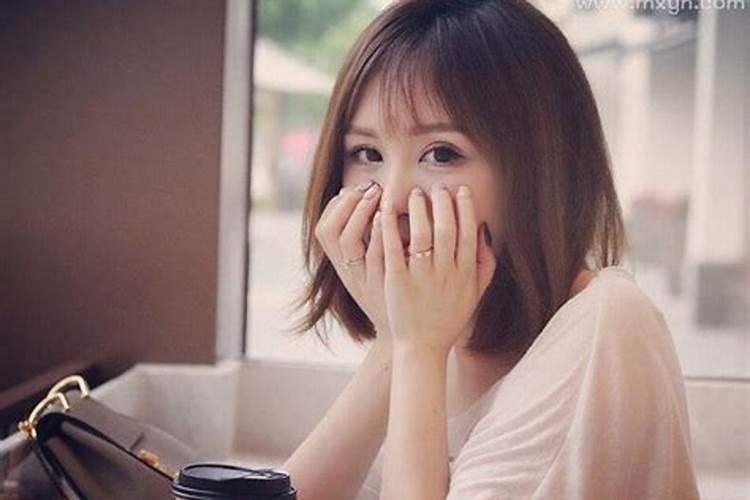 梦见老婆打牌还被男人抱