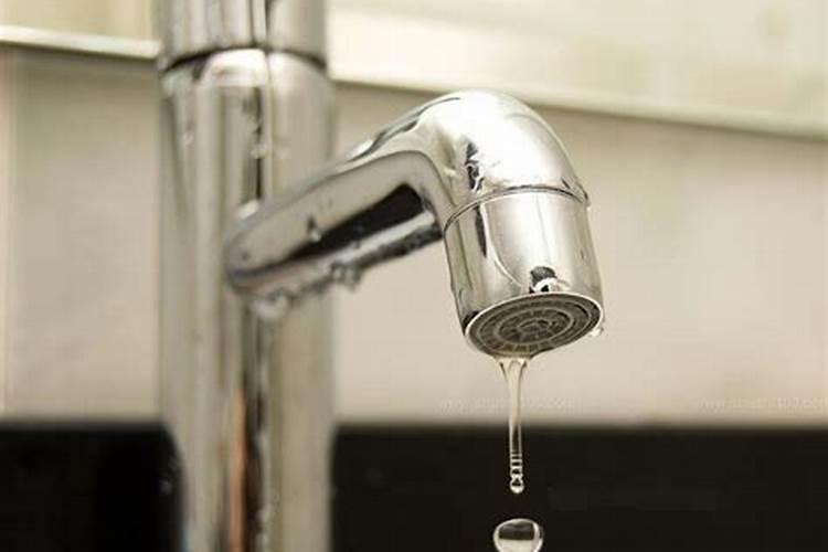 梦见水管漏水满地都是