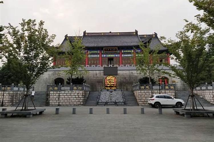 房子后面有一个寺庙好吗